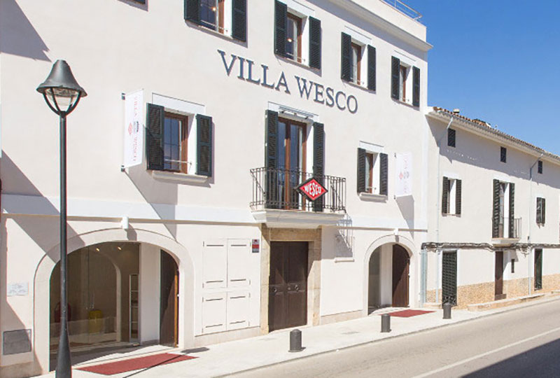 Frontansicht des Villa Wesco Gebäudes auf Mallorca