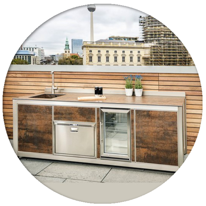Outdoorküche in Braun auf Dachterasse mit Blick auf den Berliner Fernsehturm
