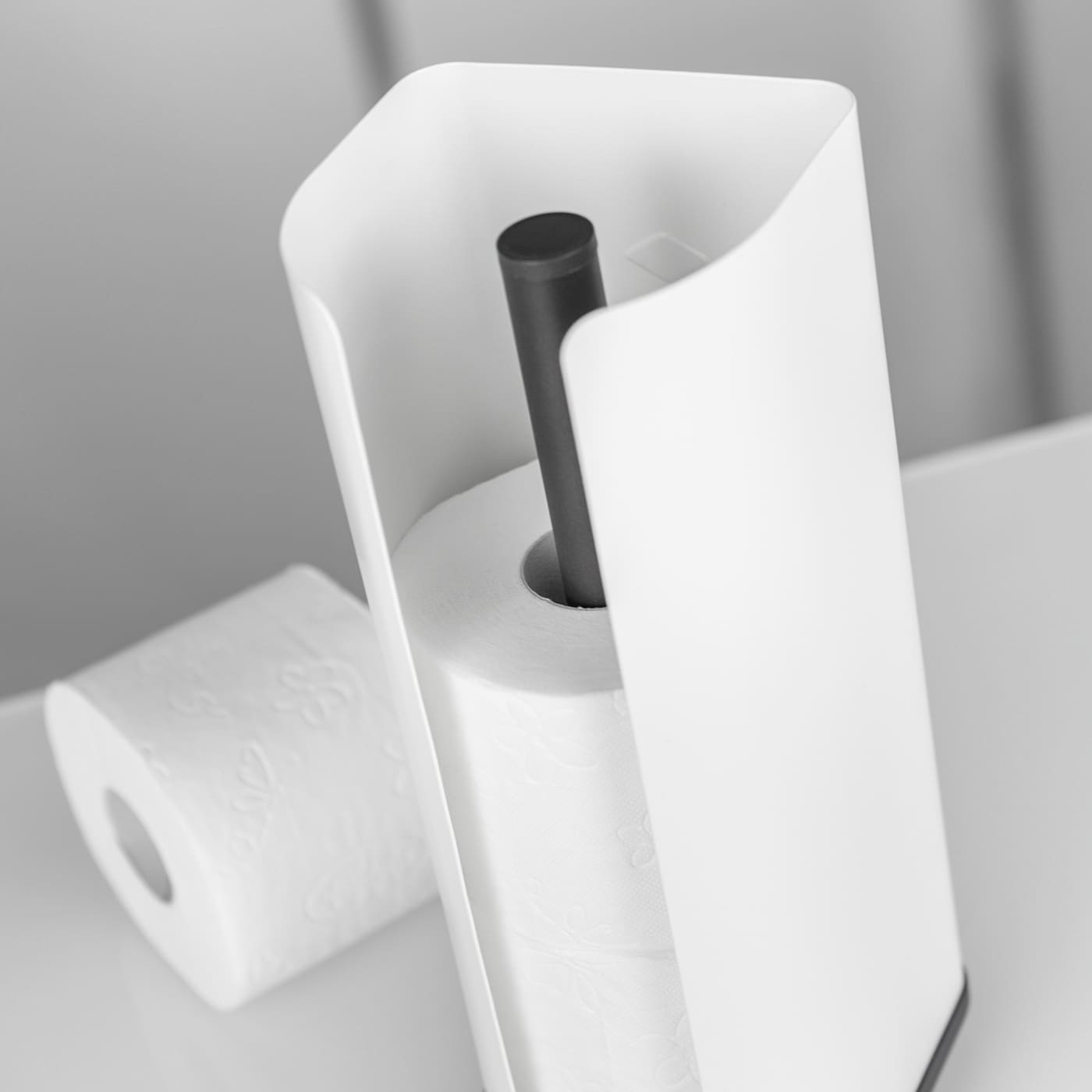 Papierrollenhalter mit gerader Front gefüllt mit zwei Toilettenpapierrollen